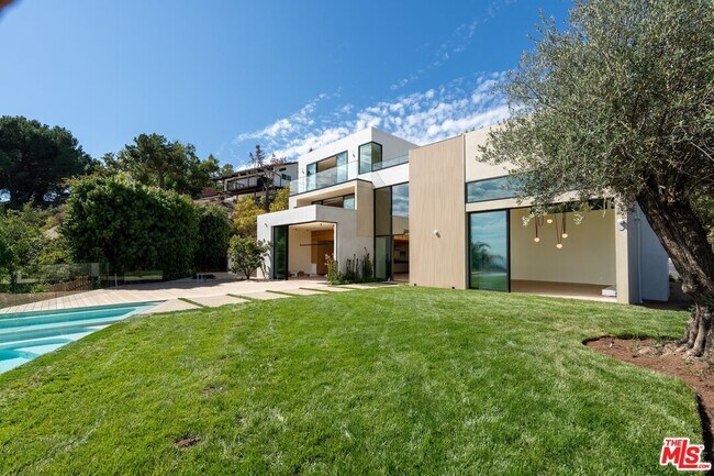 Building Photo - 2501 Banyan Dr