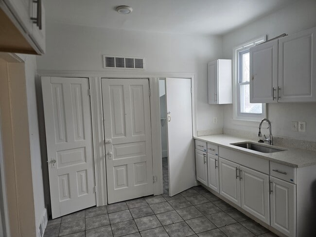 Building Photo - 633 Westminster St