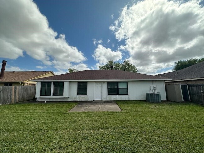 Building Photo - 10921 Pecan Dr