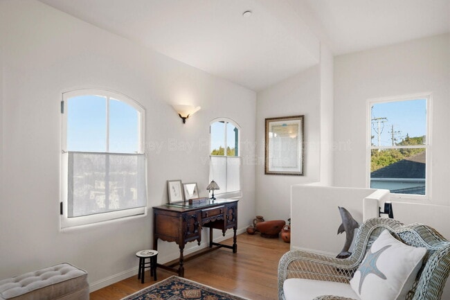 Building Photo - 525 Laurel Ave