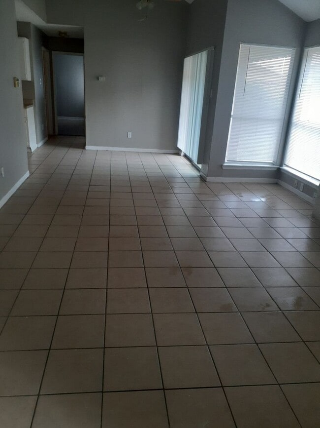 Building Photo - 3 Bedroom House