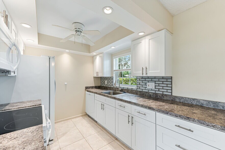 Building Photo - 1518 Edgewater Cir