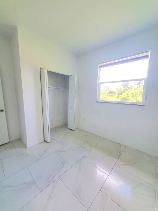 Building Photo - MOVE IN READY-3/2/1-PUNTA GORDA, FL