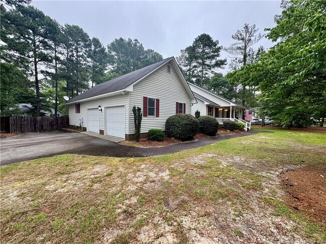 Building Photo - 200 Horseshoe Dr
