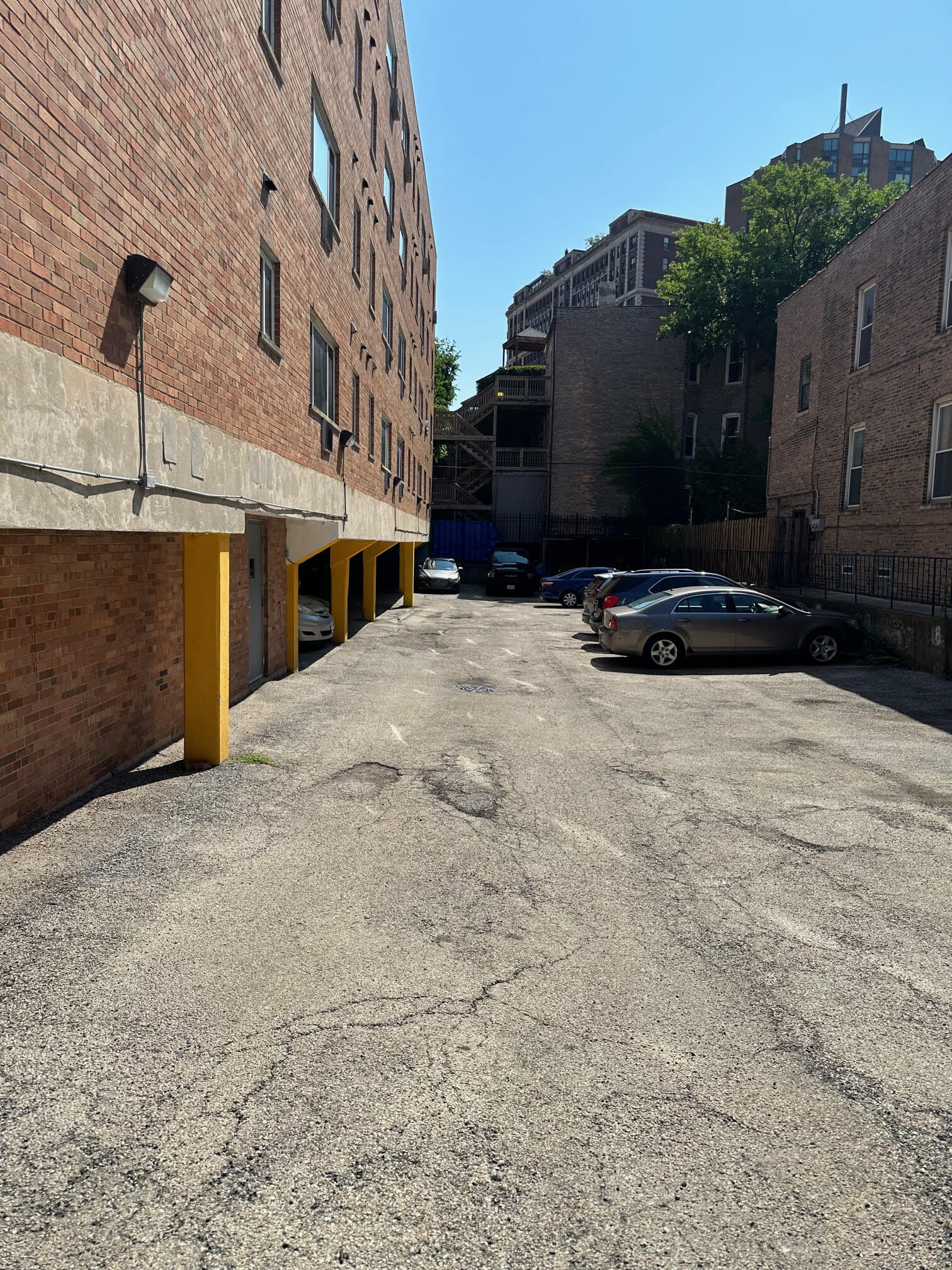Building Photo - 3825 N Pine Grove Ave