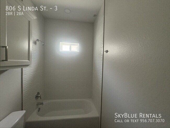 Building Photo - 806 S Linda St