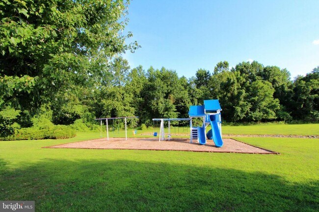 Building Photo - Crestwood 2 bed Condo Available September 1