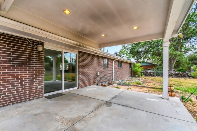 Building Photo - Beautiful, Bright & Move-In Ready Ranch in Desirable West Arvada