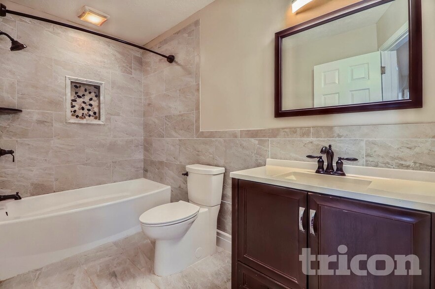 Building Photo - 530 N Oakland Cir