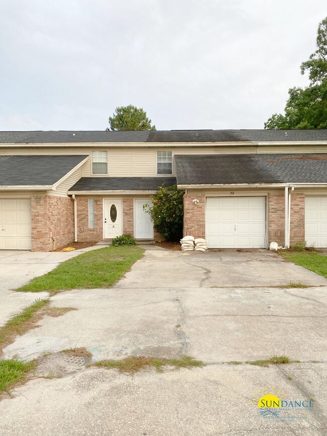 Primary Photo - Great 3 Bedroom Townhouse Close to Both Ba...