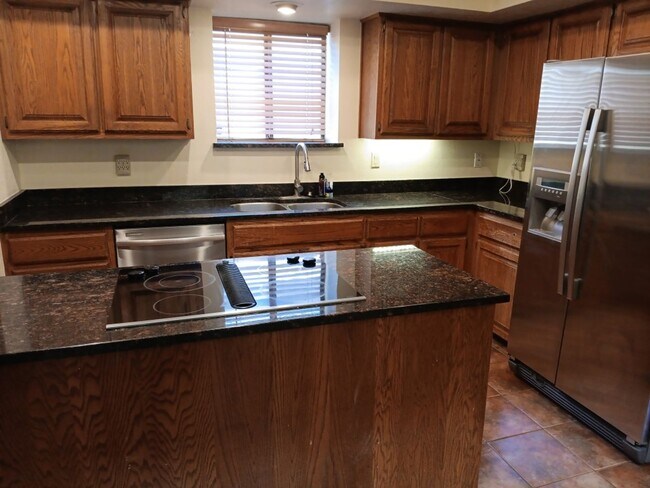 Building Photo - 3 Bedroom, 2 Bathroom Home! Schedule a Showing!