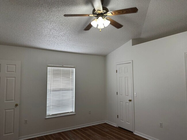 Building Photo - Move in condition 3 Bedroom 2 Bath 2 Car Garage Call Carole Arcaro 386-216-4900 Deltona Lakes Realty