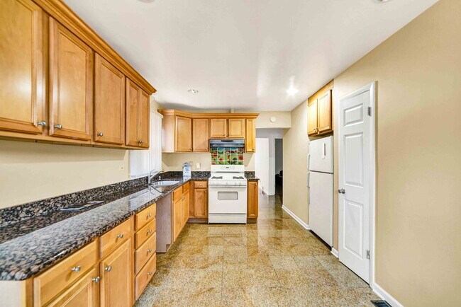 Building Photo - 2725 N Oak Park Ave
