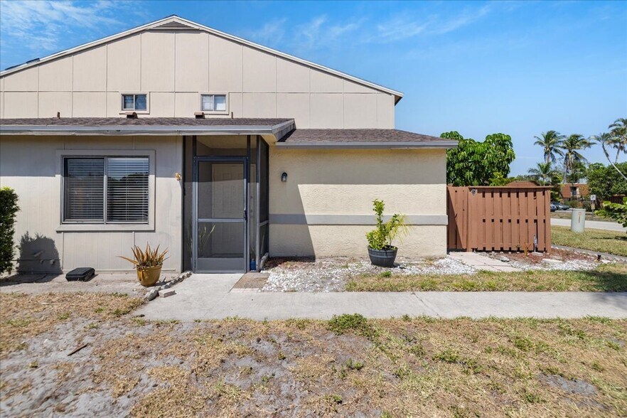 Primary Photo - 5276 Cedarbend Dr