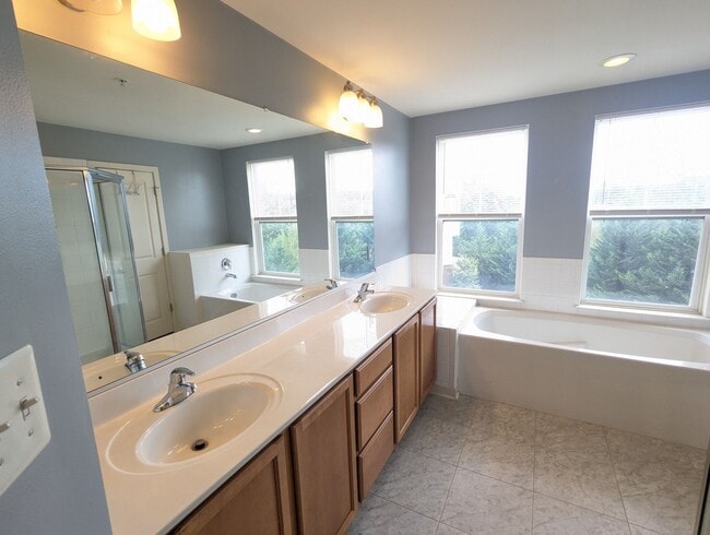 Building Photo - Modern 4 level townhouse available for imm...