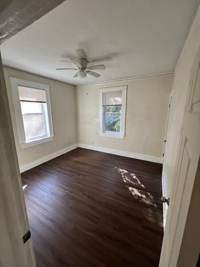 Building Photo - MOVE IN READY