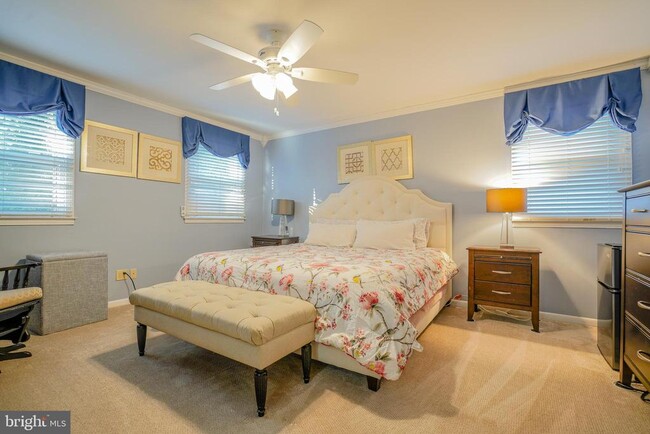Building Photo - 245 Barclay Cir