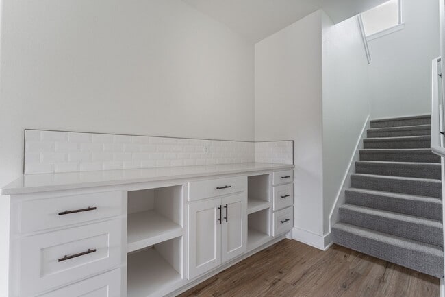 Building Photo - Beautiful Home on Two Acres