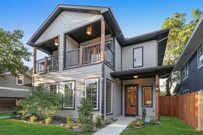 Building Photo - 933 W Eighth Street Unit