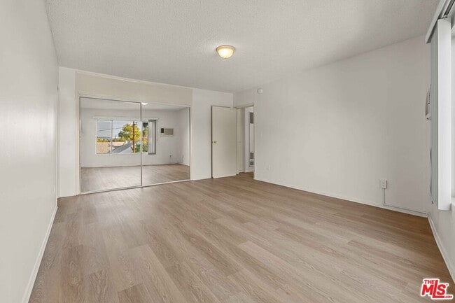 Building Photo - 15540 Moorpark St