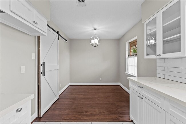 Building Photo - 718 E Lambuth Ln