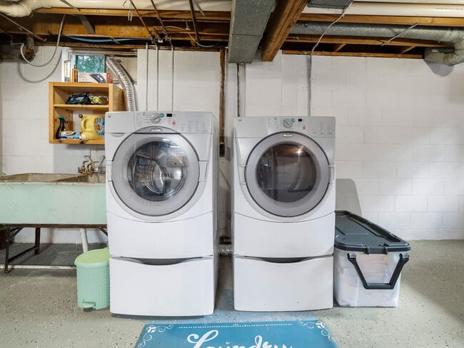 Building Photo - 670 Treeside Dr