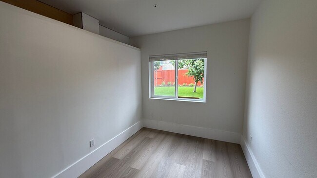 Building Photo - 1630 Oakdale Ave