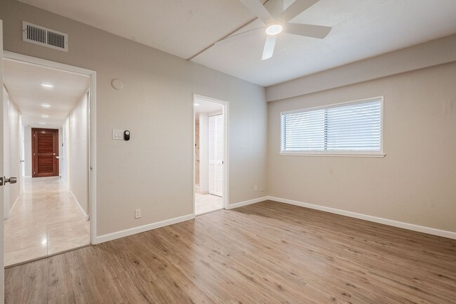 Building Photo - UTILITIES INCLUDED! Fresh & Updated 3bd 2b...