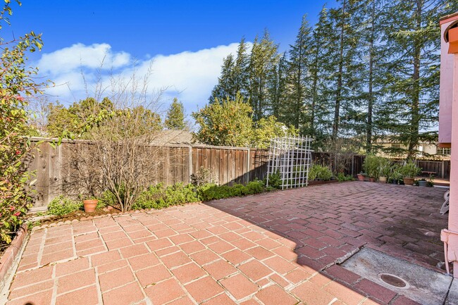 Building Photo - Beautiful Los Gatos home on an oversized l...