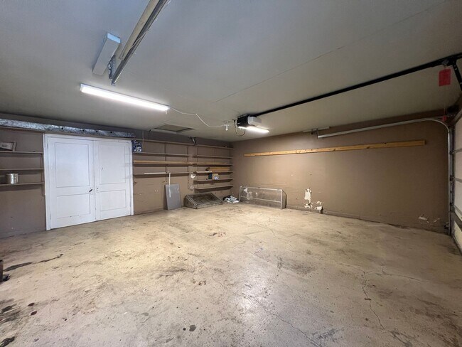 Building Photo - Beautiful 4-Bed, 2-Bath Single-Family Home!