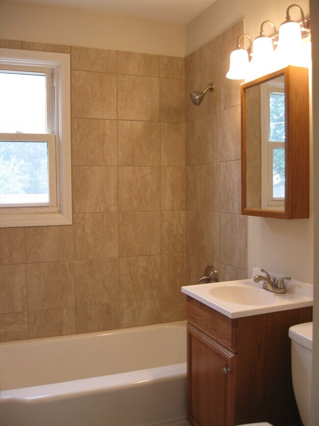 Building Photo - Beautiful single-family 3 bedroom home