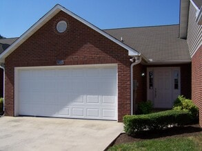 Building Photo - 3 bed, 2 bath, 2 car garage townhouse w/ b...