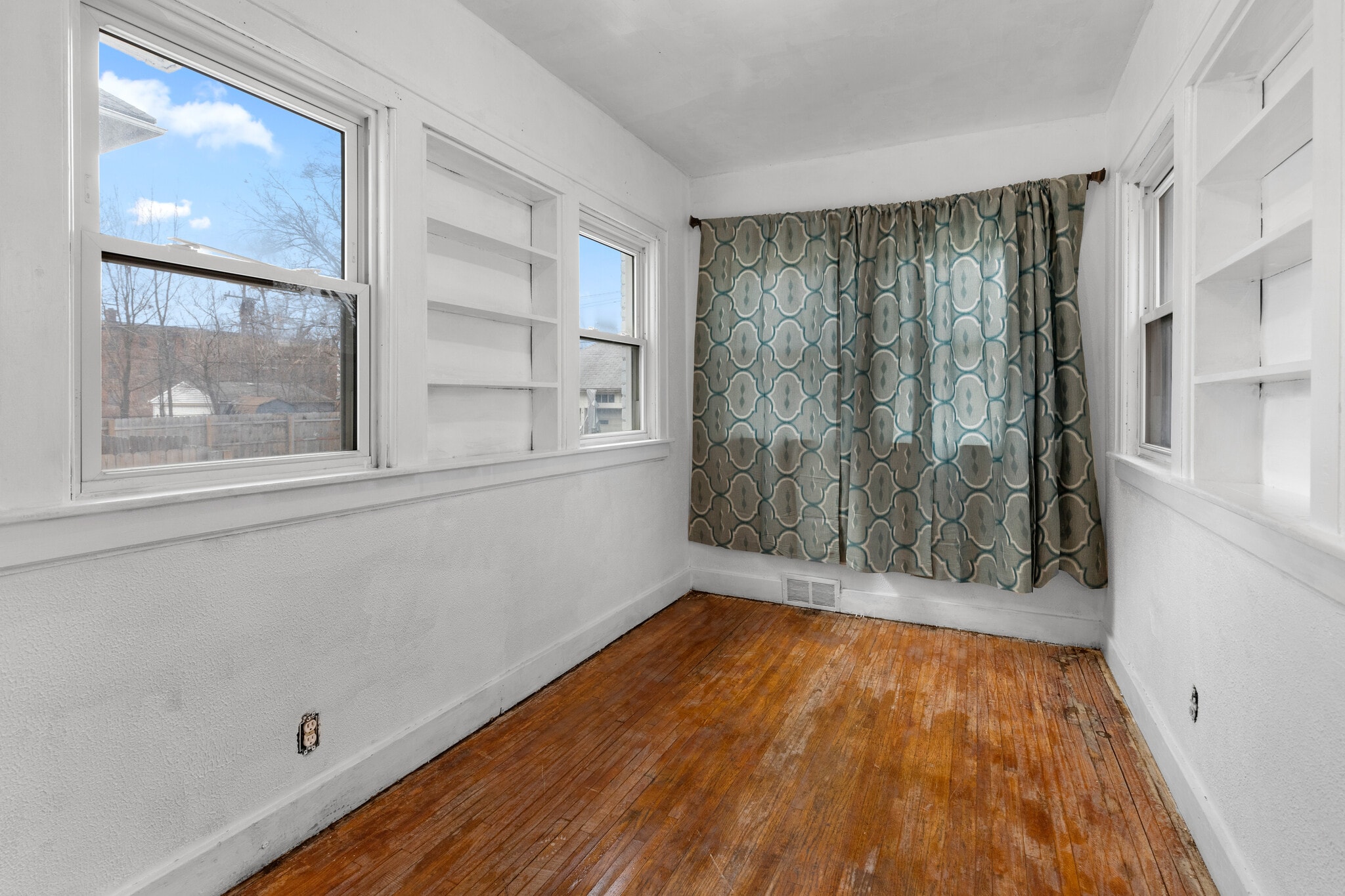 Building Photo - 1528 Virginia Park St