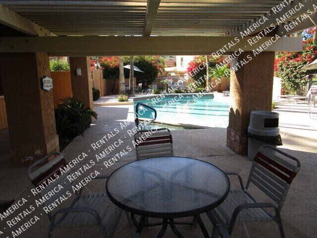 Building Photo - 711 E North Ln