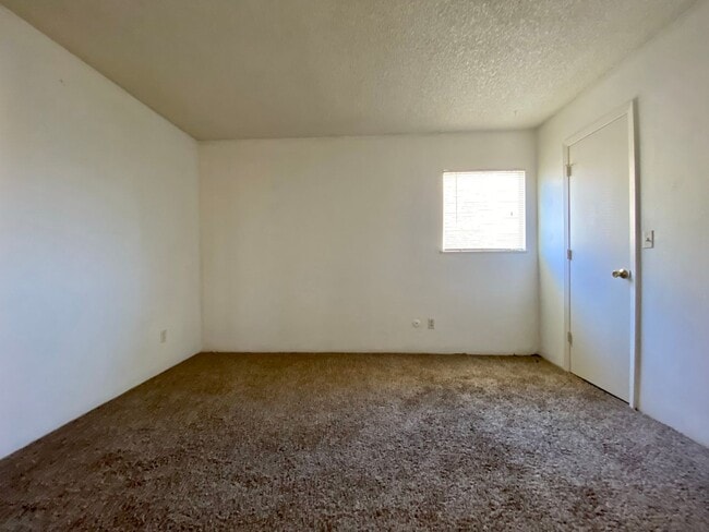 Building Photo - 1 Bed 1 Bath Aurora Condo Located Near Che...
