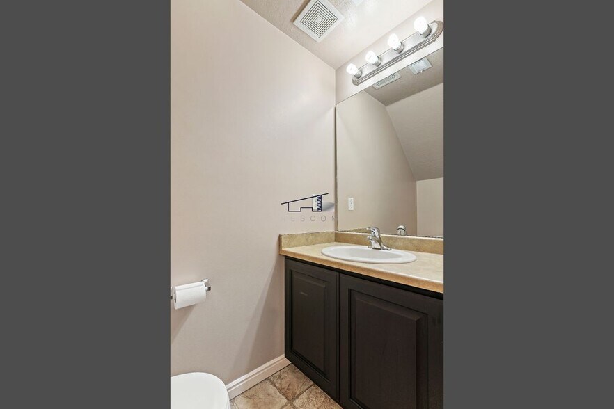 Building Photo - 1077 1675 S