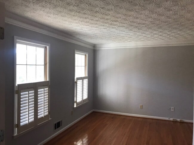 Building Photo - Great 4 Bedroom 2.5 Bath home in East Cobb...