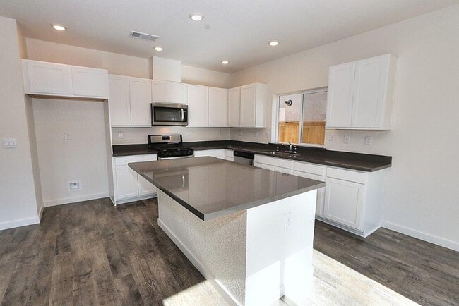 Building Photo - Beautiful Lincoln Home Available in May!