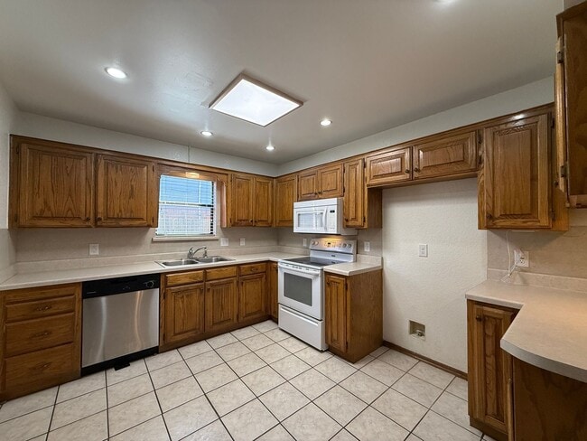 Building Photo - Welcome to this charming 3 bedroom, 2 bath...