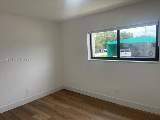 Building Photo - 1201 N 16th Ave