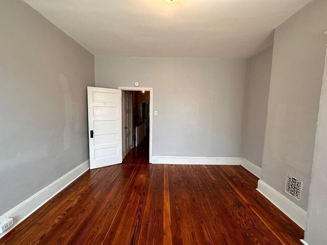 Building Photo - Old charm mixed with new finishes. Beautif...