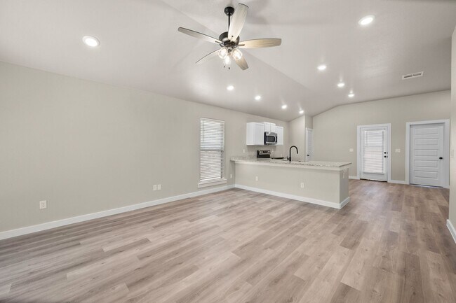 Building Photo - Bell Farms Home Available August
