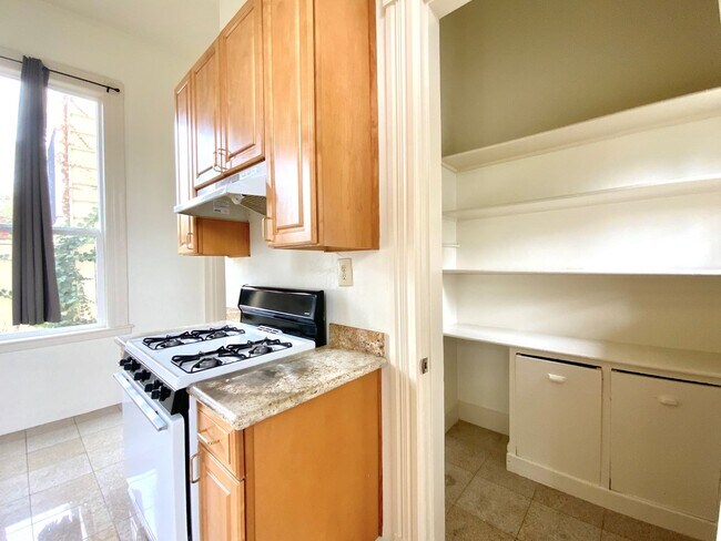 Building Photo - SPACIOUS 4BR! Laundry IN-UNIT! Great Locat...