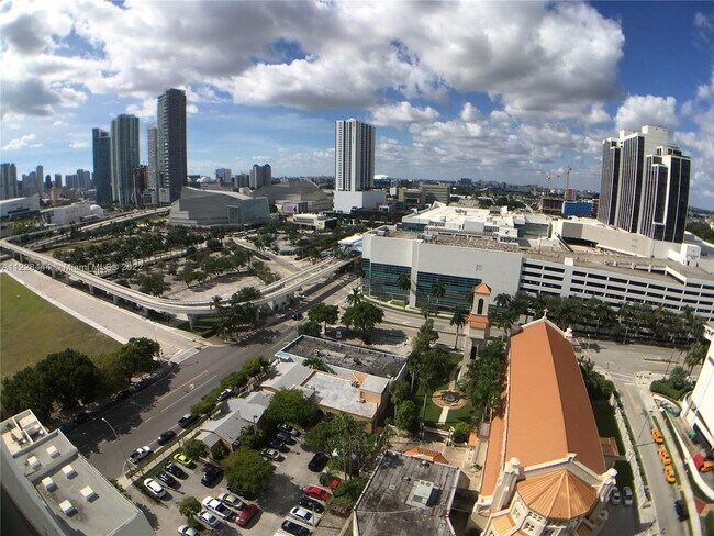 Building Photo - 555 NE 15th St