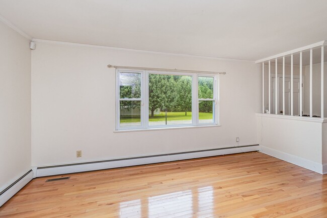 Building Photo - Coming Soon | $2,000/mo | Spacious Split-L...