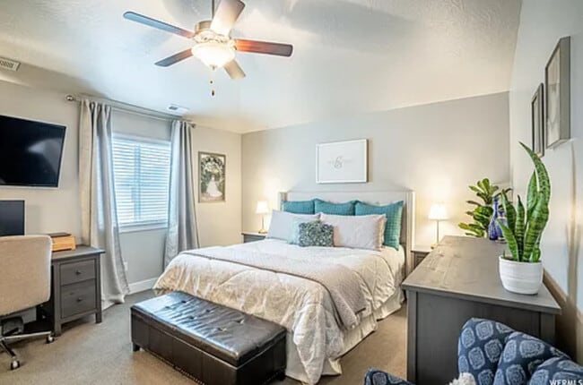 Building Photo - 5 bed 3.5 Bath Townhome.