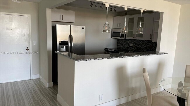 Building Photo - 2500 Parkview Dr