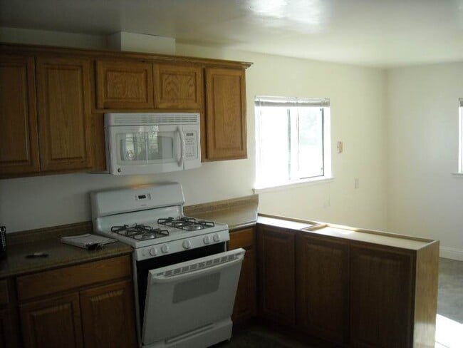 Building Photo - 6832 E Harvey Ave