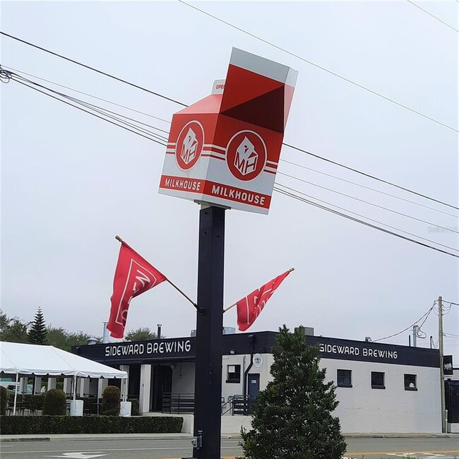 Building Photo - 832 N Hyer Ave