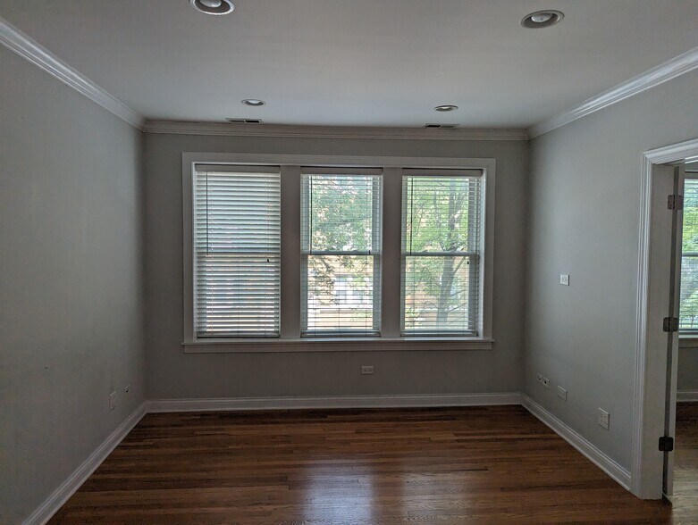 Building Photo - 3808 N Marshfield Ave